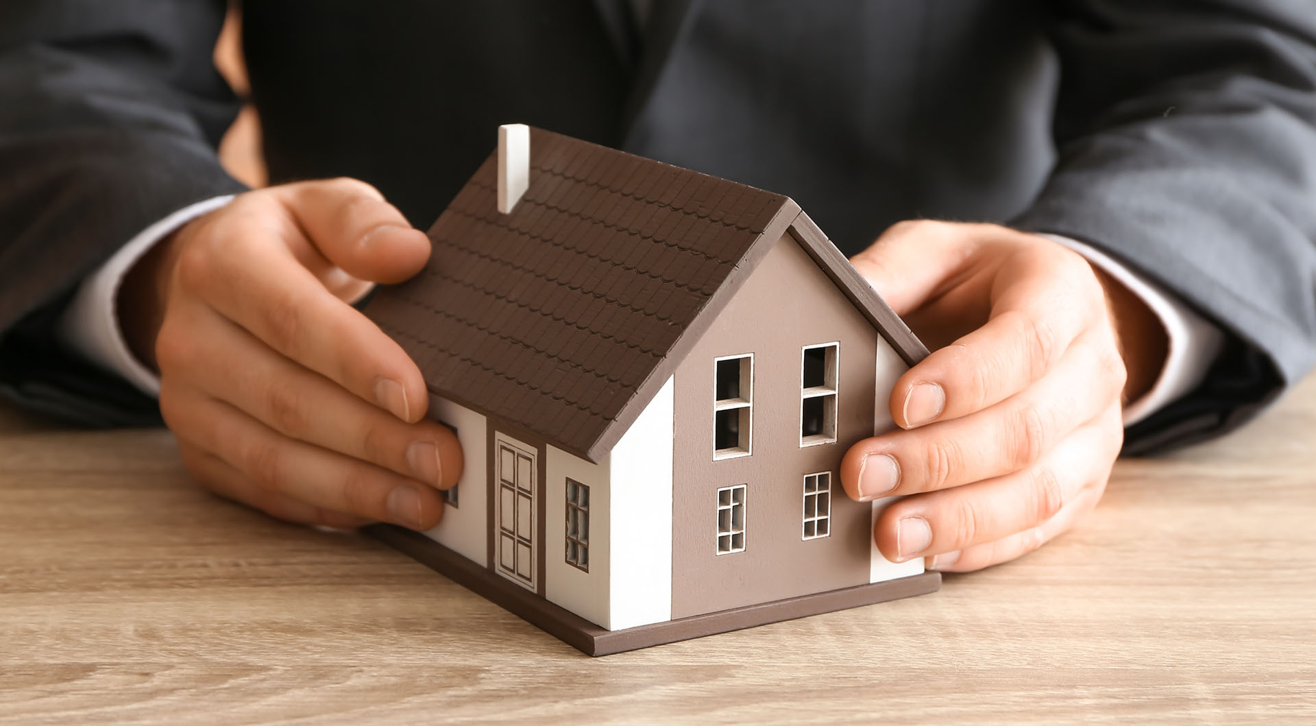 whats the difference between a building warranty and homes insurance